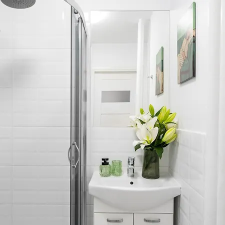 Sunny Relaxing At Chlodna 15 In The Strict Centre Metro Bus Tram *