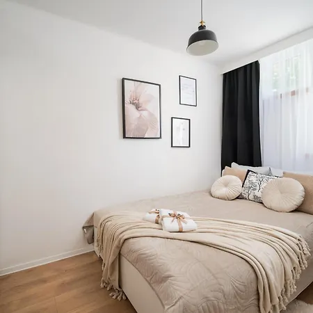 Sunny Relaxing At Chlodna 15 In The Strict Centre Metro Bus Tram *